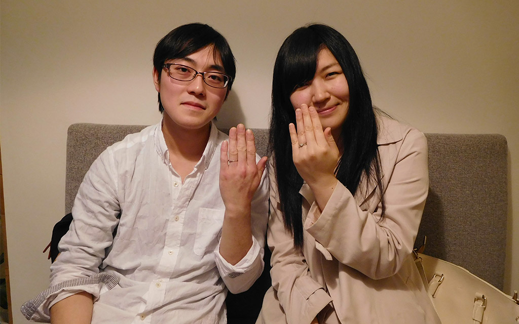 自分たちでデザインした結婚指輪が完成したパティシエのご夫婦