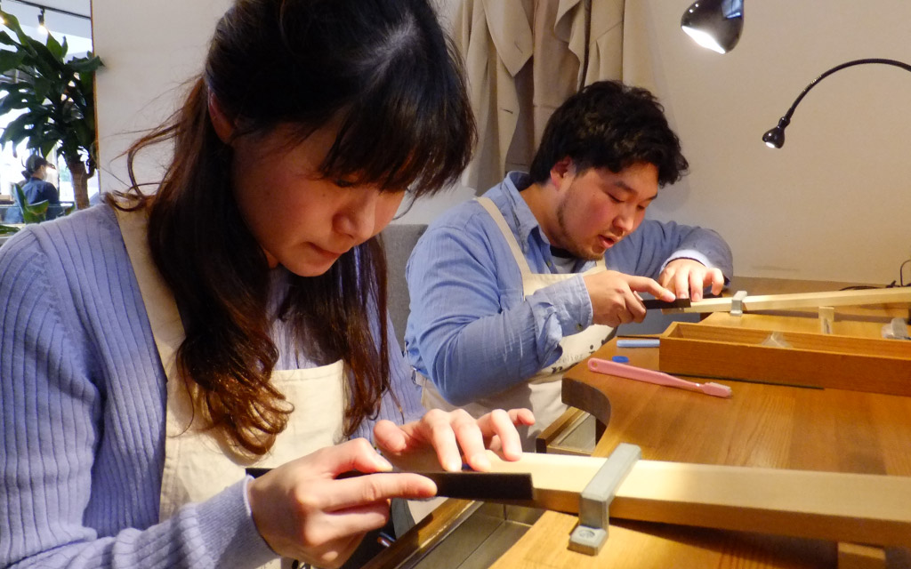 新潟のオーダーメイドジュエリー工房アトリエクラムで結婚指輪を手作りされたご夫婦の作業風景