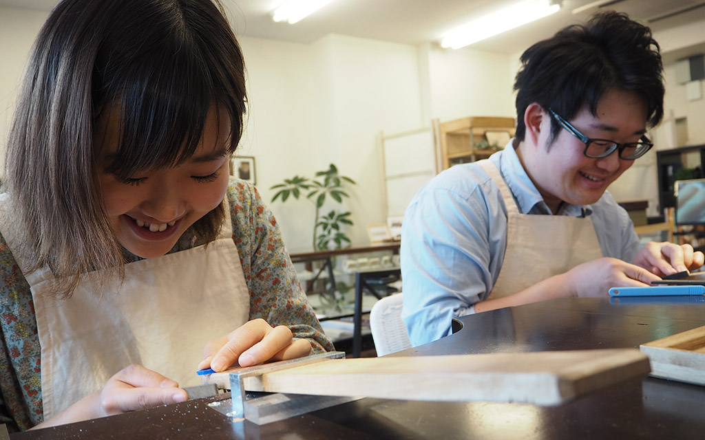 アトリエクラム長岡店で結婚指輪を手作りするご夫婦