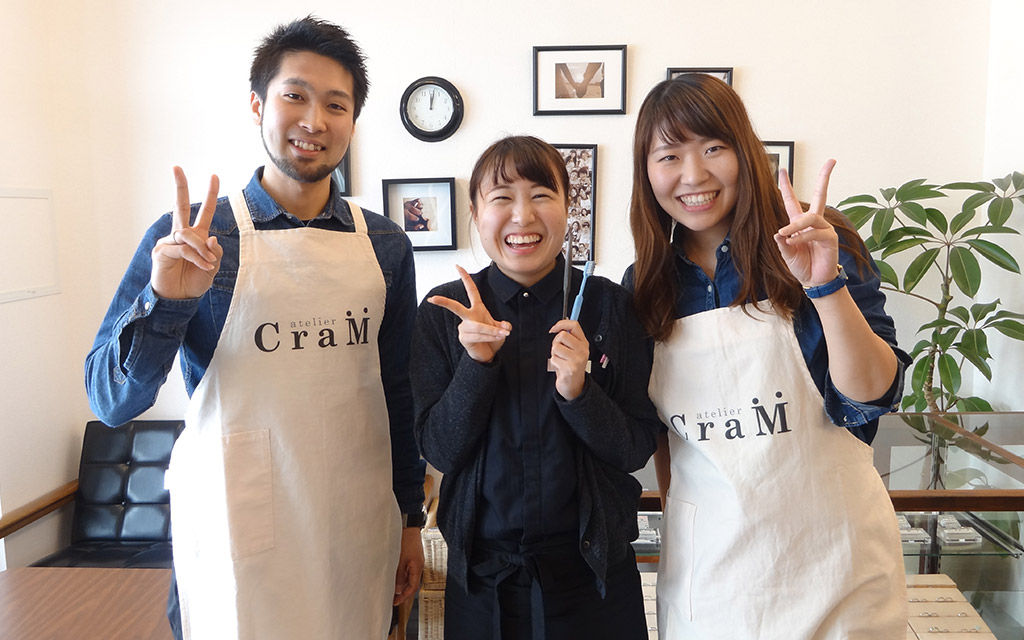 オリジナルジュエリー工房アトリエクラムで結婚指輪を手作りしたカップルと長岡店のスタッフ