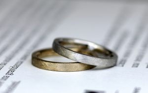 ランダムなテクスチャーでマット加工を施したゴールドとプラチナのシャレオツな結婚指輪