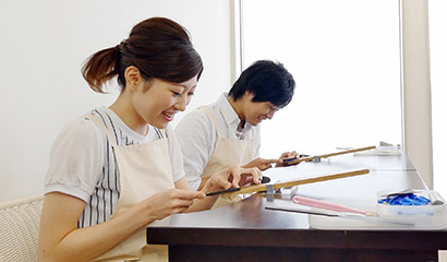 新潟県のブライダルジュエリーショップのアトリエクラム新潟店で指輪作りをしているカップル