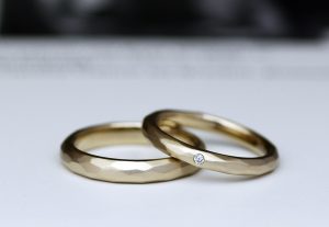 アトリエクラムでおすすめ素材のブラウンゴールドで作られた槌目模様の結婚指輪