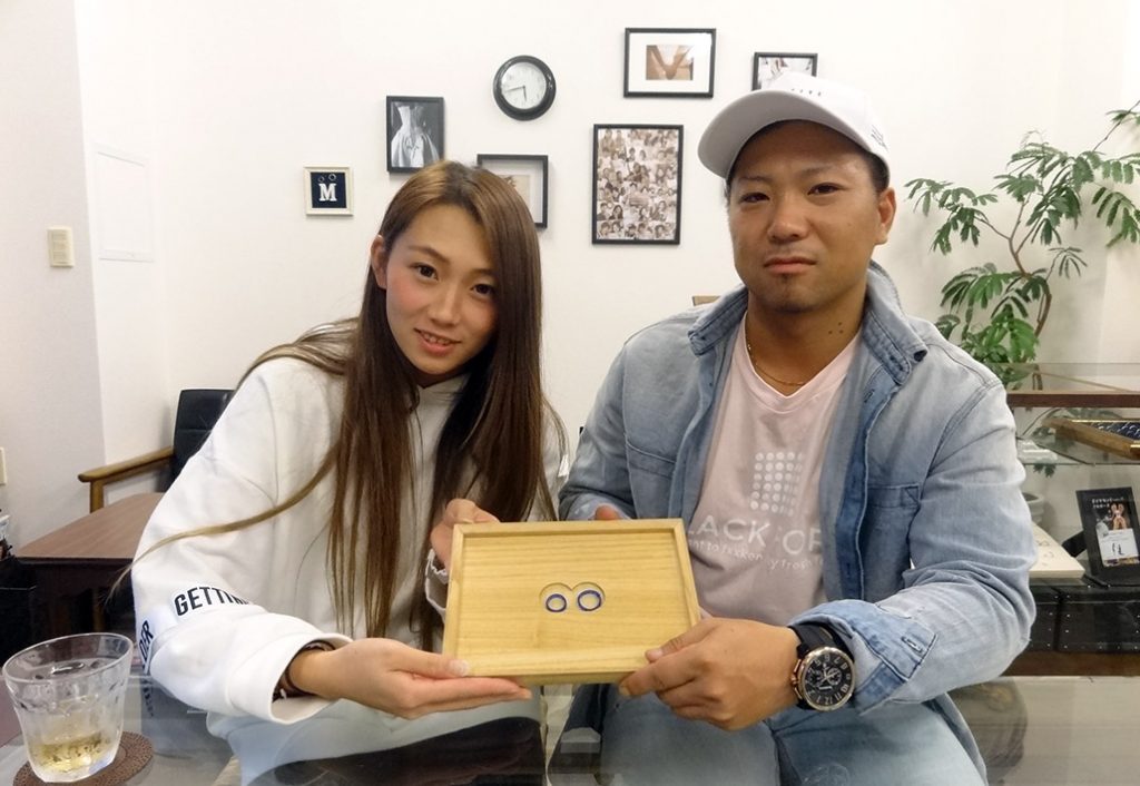 アトリエクラム長岡店で結婚指輪（マリッジリング）を手作りし、婚約指輪（エンゲージリング）をオーダーメイドした長岡市在住のご夫婦