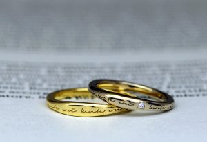 カジュアルな雰囲気が人気のイエローゴールドとブラウンゴールドのポージーリングデザインの結婚指輪