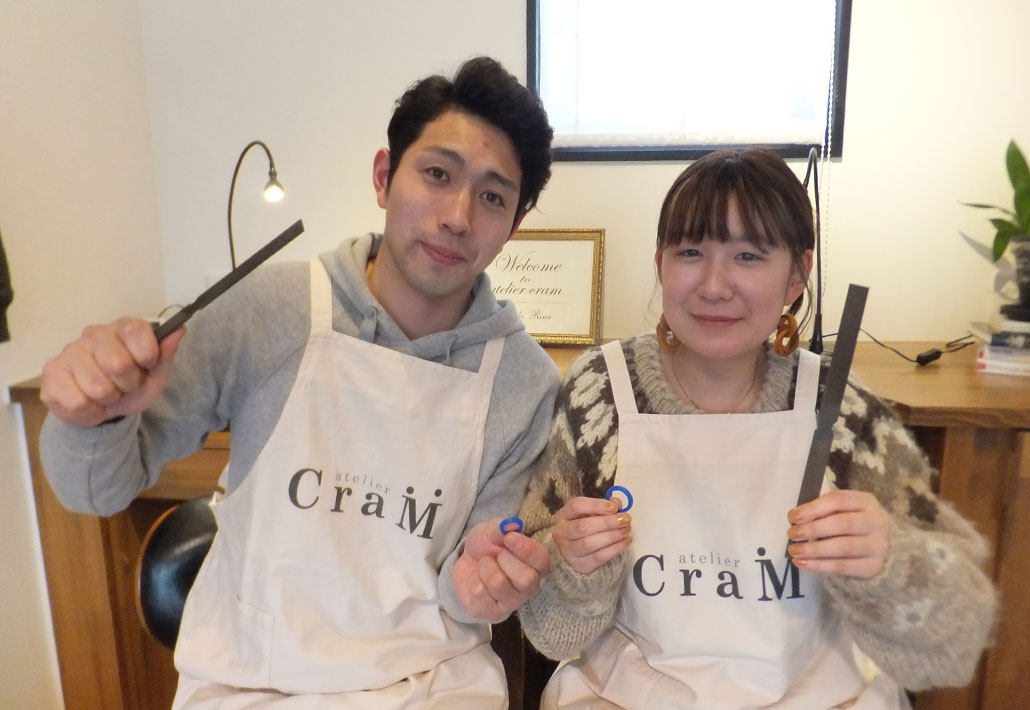 アトリエクラム新潟店で結婚指輪を作りあいっこするご夫婦