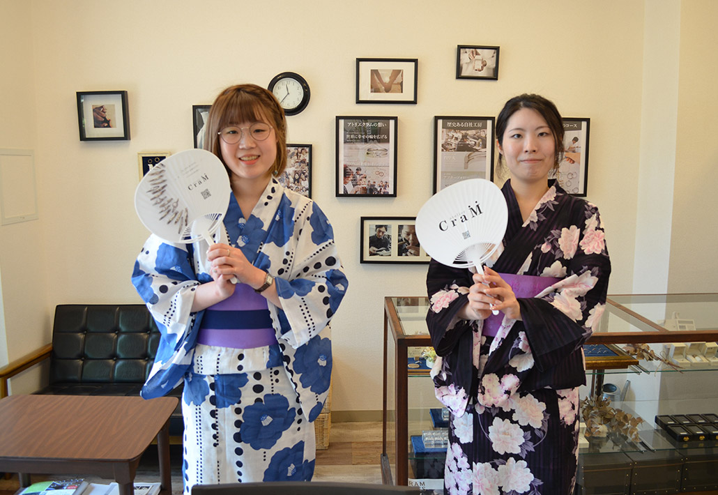 アトリエクラム長岡店の女性スタッフ（長岡花火バージョン）