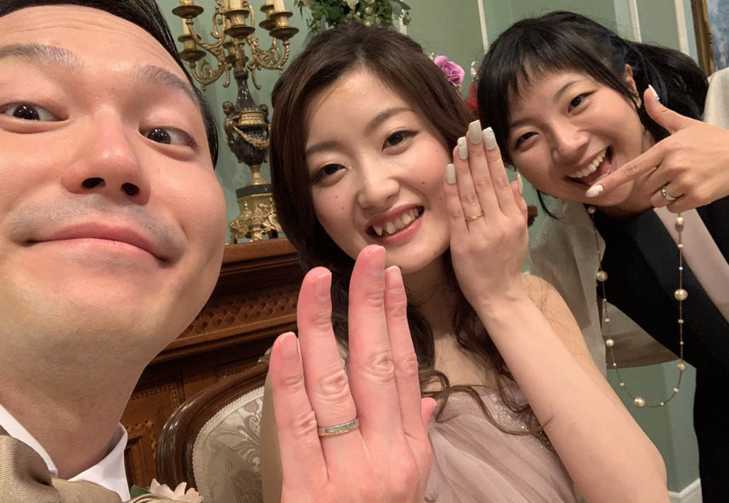 アトリエクラムでプラチナとピンクゴールドの結婚指輪（マリッジリング）を手作りされたご夫婦の結婚式の様子