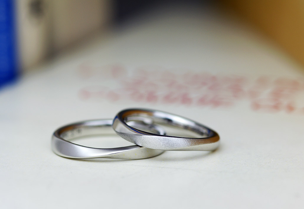 ウェーブひねりのプラチナ結婚指輪