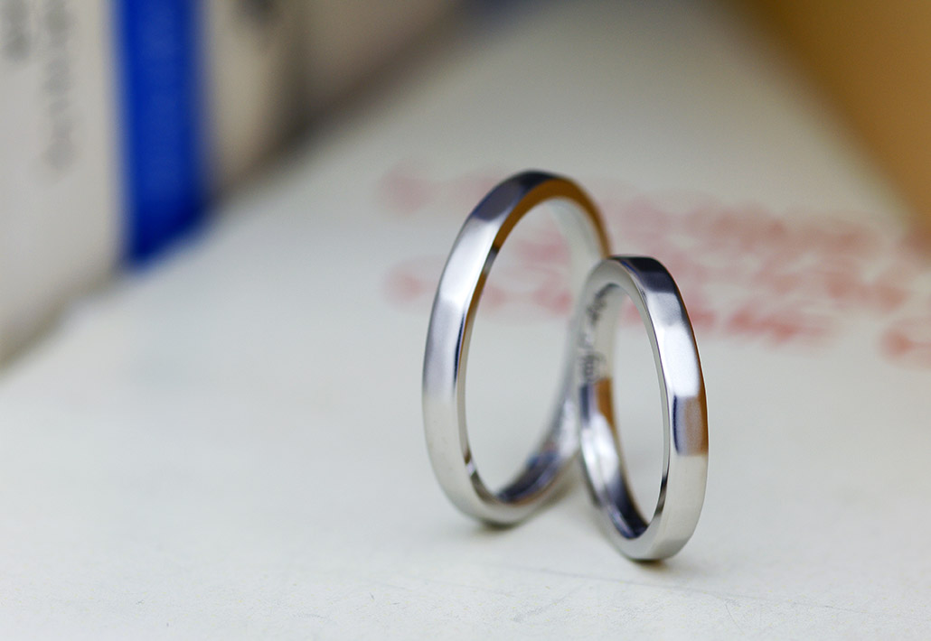 槌目模様のプラチナ結婚指輪（マリッジリング）