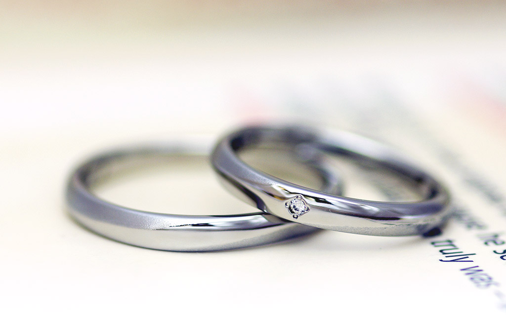 金属アレルギー対応のサージカルステンレスの結婚指輪