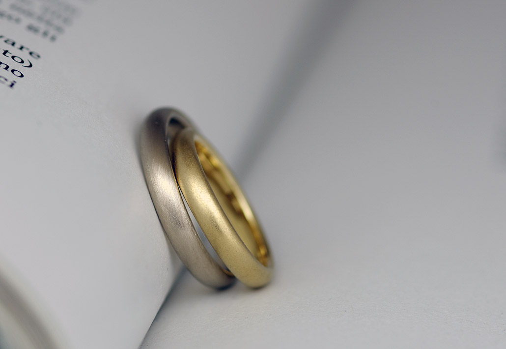 シンプルさが人気のミニマリストのためのミニマリズムなゴールド素材の結婚指輪